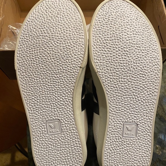 Veja Sneakers - Picture 6 of 7